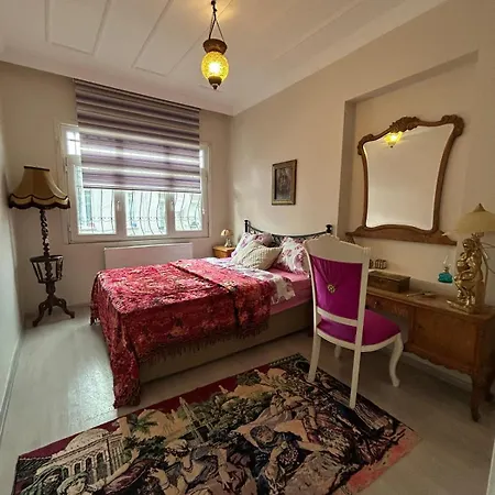 Bohemian Antique House In Colorful Balat דירה